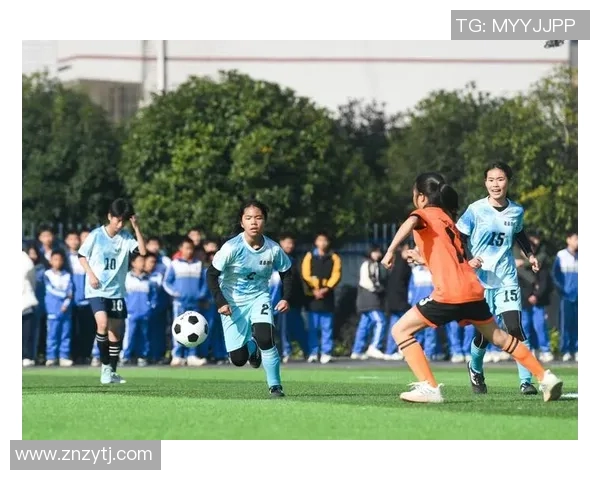 一年级小朋友足球比赛的快乐与成长瞬间分享