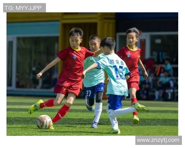 丁老师带领学生们在绿茵场上挥洒汗水共同追逐足球梦想的故事