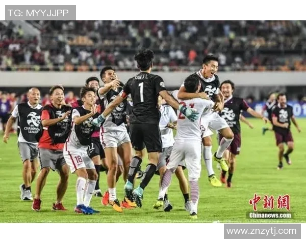 上海足球队配合引发热议球迷对战术和默契的不同看法