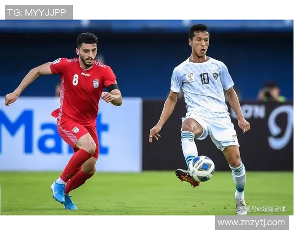 中国足球队迎战乌兹别克斯坦队全力争胜展现拼搏精神